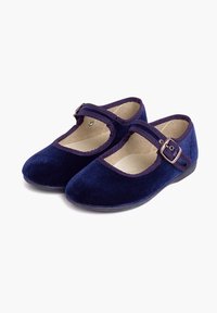 Zapatos Mary Jane de terciopelo azul marino con punta redonda, correa alrededor del tobillo y suela plana. Presentan un forro interior en contraste y un pequeño detalle de hebilla.