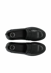 Melnas ādas loafers ar gludu apdari, nedaudz izliekts augšējais malas vīlējums un dekoratīvs duncis uz siksniņas. Vienkārša apaļa emblēma iekšpusē.