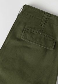 Niewybrane, true chino - greens -