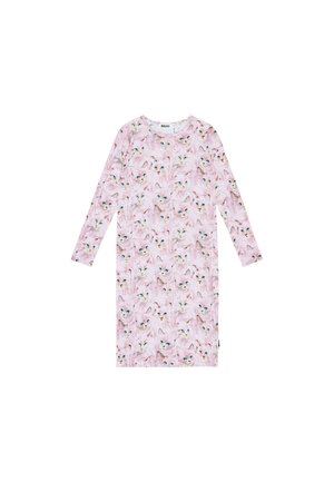 Robe à manches longues en tissu rose pâle présentant un motif répété de visages de chats stylisés avec des yeux verts et des accents de fourrure claire.