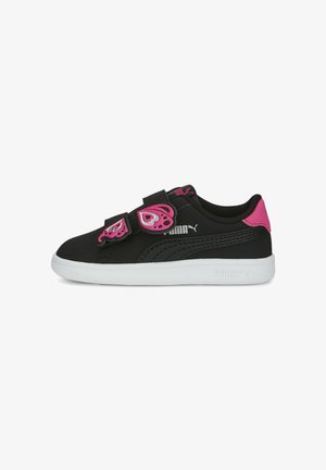 Czarny sneaker Puma z białą podeszwą, różową zakładką na pięcie i dwoma różowymi paskami na rzepy w kształcie motyli po boku.