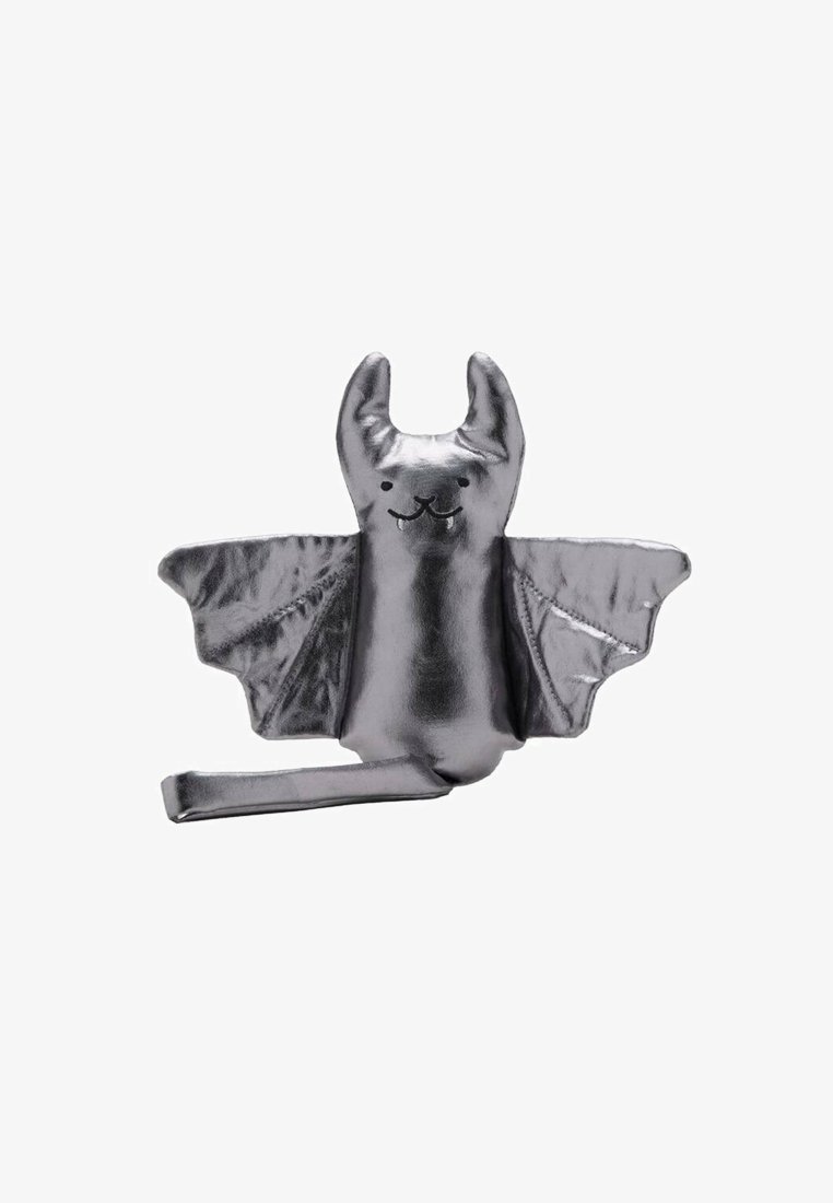 Srebrna plišasta netopir s koničastimi ušesi in vezenimi obraznimi značilnostmi, ki ima razprte krila in tkaninski rep. Mehka, sijoča tekstura.