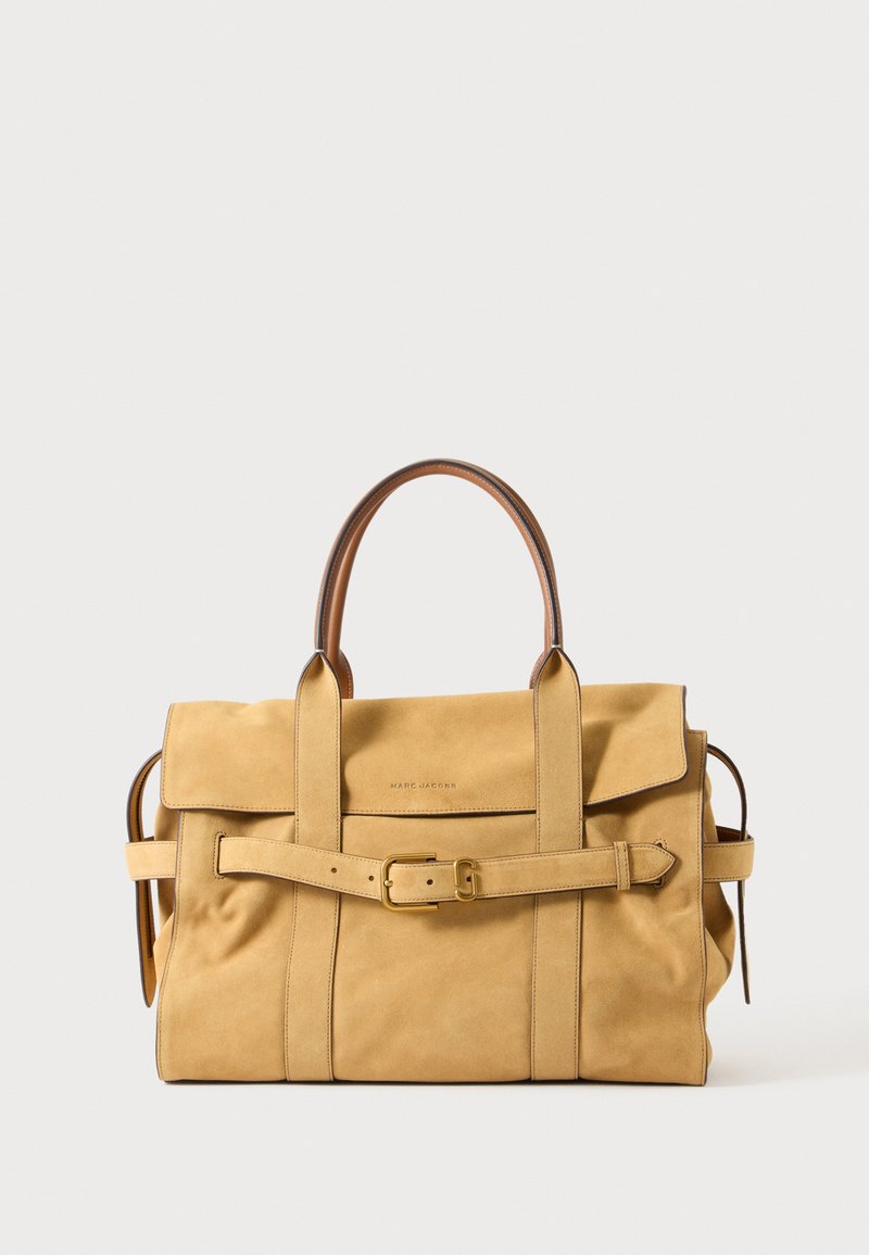 Sac à main en cuir marron clair avec poignées supérieures, détail de sangle à boucle à l'avant et fermeture à rabat sur fond blanc.