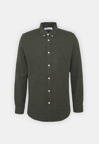 Ciemnozielona koszula z długim rękawem, zapinana na guziki, z kołnierzykiem zapinanym na guziki i białymi guzikami, wyeksponowana na jednolitym białym tle.