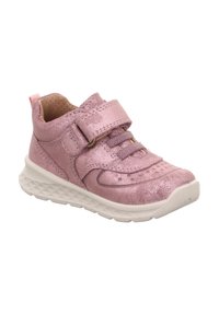 Rosa glitzernde Kinderschuhe mit einem Klettverschluss, abgerundeter Zehenpartie, strukturierten Oberflächen, weißer Sohle und Belüftungslöchern an der Vorderseite.