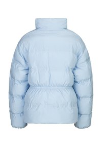 Lichtblauwe pufferjas met hoge kraag, elastische taille en doorgestikt textuur. Bevat een logo patroon dat subtiel is gedrukt.