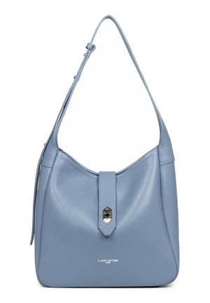 Borsa a tracolla in pelle azzurro chiaro con forma curvata, manico superiore, chiusura a patta frontale e accentuazione metallica. Presenta una superficie testurizzata.