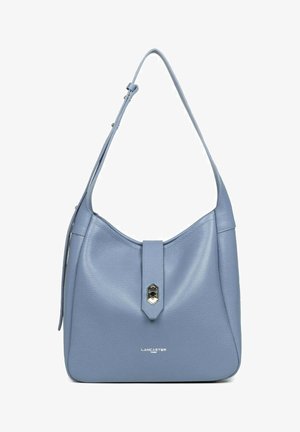 Lichtblauwe leren handtas met een gebogen vorm, een handvat bovenop, een voorflapsluiting en een metallic accent. Heeft een gestructureerd oppervlak.