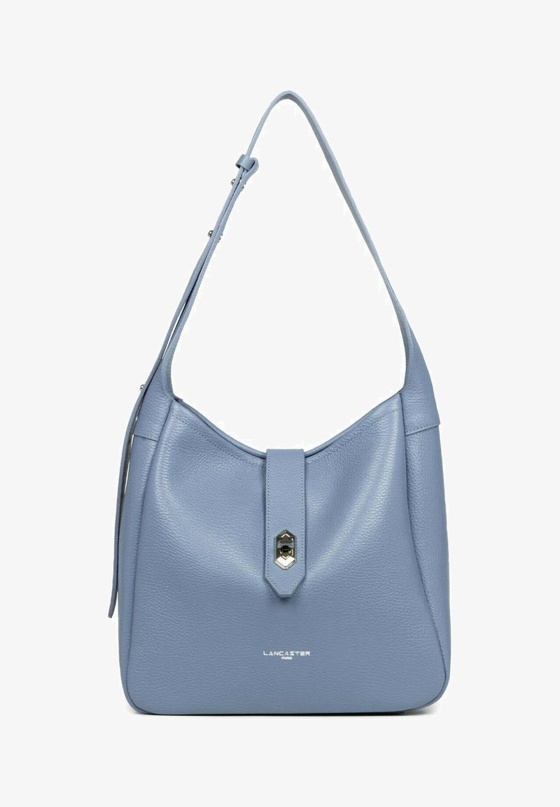 Lichtblauwe leren handtas met een gebogen vorm, een handvat bovenop, een voorflapsluiting en een metallic accent. Heeft een gestructureerd oppervlak.