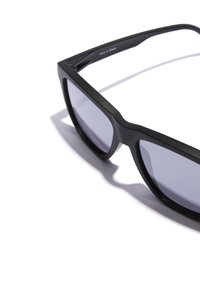 Ochelari de soare rectangulare negre cu lentile gri. Fabricati din plastic cu finisaj mat. Dotati cu un cadru îndrăzneț și un design unghiular.