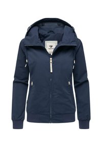 Marinblå jacka med dragkedja framtill, elastiska ärmslut och en justerbar huva. Har två sidofickor och en logo på det inre etiketten.