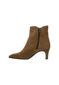 Bottine en daim marron avec un bout pointu et une fermeture éclair sur le côté, dotée d'un talon effilé de 5 cm. Texture lisse sans motifs visibles.