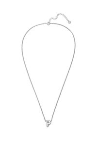 Sudraba ķēdes kaklarota ar mazu, mazajām burtiem rakstītu "p" piekariņu. Ķēde ir ar smalku posmu dizainu un regulējamu aizdari.