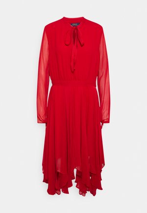 CRINKLED CREPE HANDKERCHIEF DRESS - Vestido de dia - red beret