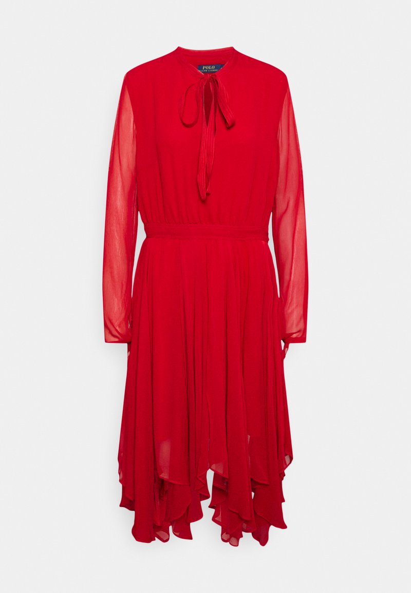 Vestido vermelho com mangas longas e transparentes, colarinho mandarim e uma fita no decote. Apresenta uma bainha fluida e em camadas, além de um c�ós elástico.