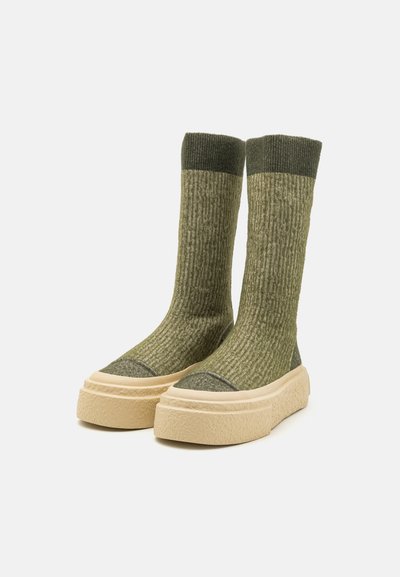 MM6 Maison Margiela Škornji s platformo - olivine