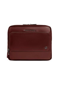 Bolsa para portátil de cuero marrón con textura suave, compartimentos con cremallera y detalle de logo. Presenta un diseño rectangular elegante.