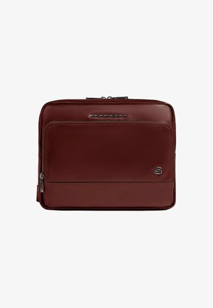 Bruine leren laptoptas met een gladde textuur, ritssluitingen en een logodetail. Heeft een strak rechthoekig ontwerp.