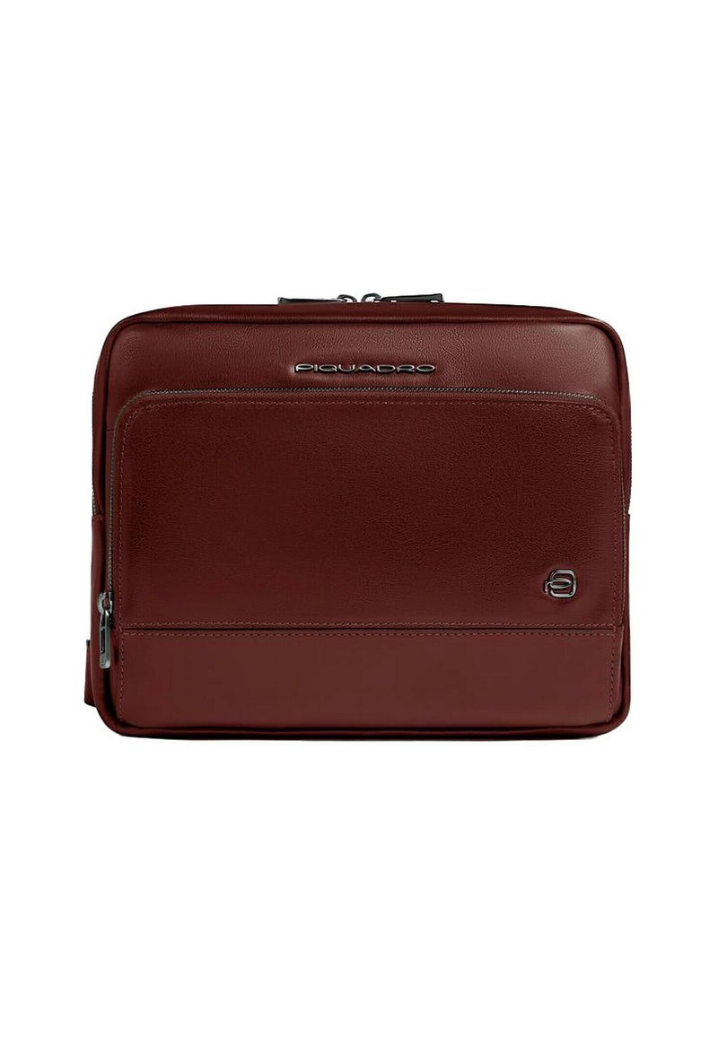 Bolsa para portátil de cuero marrón con textura suave, compartimentos con cremallera y detalle de logo. Presenta un diseño rectangular elegante.