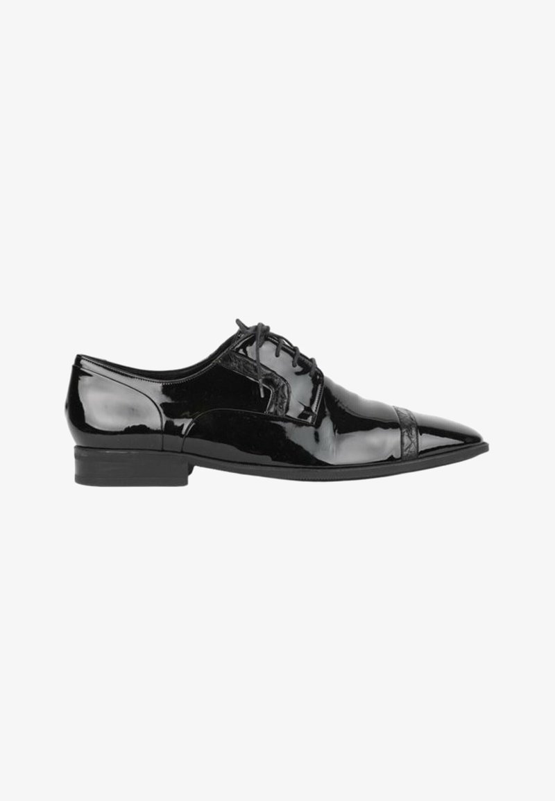 Chaussure de ville pour homme en cuir verni noir à bout pointu avec fermetures à lacets et petit talon, vue de côté sur fond blanc.
