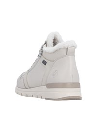 Beige Knöchelstiefel mit einer strukturierten Lederaußenhaut, weichem weißen Fellfutter am Kragen, seitlichem Reißverschluss und einer leichten, gepolsterten Sohle.