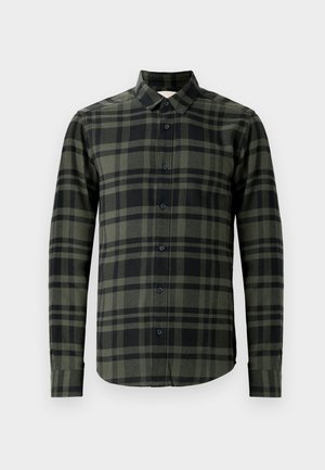 Majica z dolgimi rokavi v temno zeleni in črni karirasti vzorec, izdelana iz flanela. Ima klasičen ovratnik in črne gumbe.