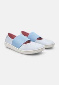 Blå och vita sneakers med ett strukturerat ljusblått elastiskt band över fotryggen, vit gummisula och en mjuk rosa innersula.