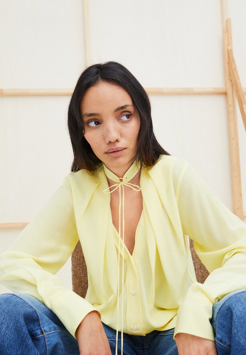 Victoria Beckham Overhemdblouse lichtgeel