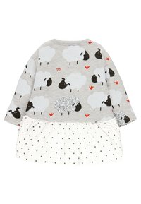 Vestido gris de manga larga con patrones de ovejas, que presenta una falda blanca con lunares. Tejido suave con escote redondeado y cintura fruncida.