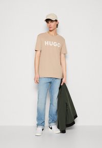 HUGO DULIVIO - Marškinėliai su spaudiniu - medium beige