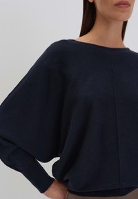 Marineblaues, übergroßes Sweatshirt aus weichem Stoff, mit weitem Rundhalsausschnitt, langen Ärmeln und einer lockeren Passform mit minimalen Nähten.