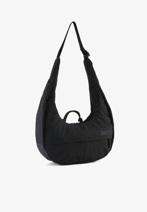 Bolso de hombro de tela negra con una forma hobo única, que cuenta con un gran compartimento principal y una correa ajustable. Superficie texturizada, diseño minimalista.