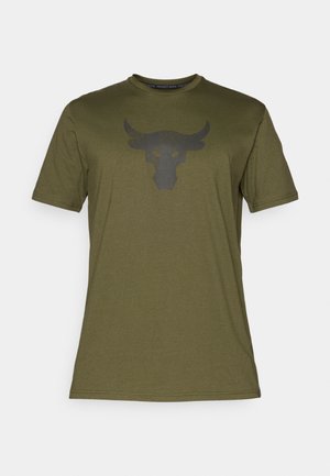 Olivgrünes Baumwoll-T-Shirt mit kurzen Ärmeln und rundem Ausschnitt; verfügt über ein schwarzes Bullenlogo auf der Vorderseite.