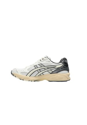Zapatilla de running blanca y beige con detalles negros y logo, parte superior de malla transpirable y suela acolchada.