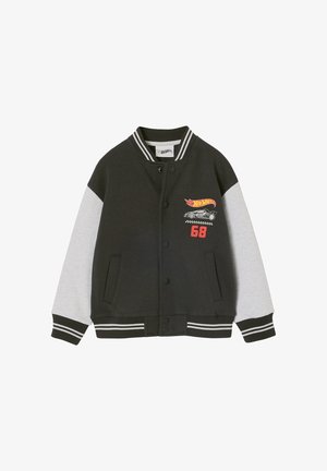 Schwarze und graue Collegejacke mit Druckknöpfen, gestreiftem Kragen und Bündchen, mit Hot Wheels-Logo, Auto-Grafik und der Nummer 68 auf der Brust.