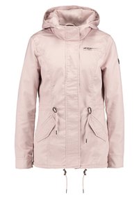 Chaqueta impermeable de color rosa claro con capucha, cintura ajustable con cordón, dos bolsillos laterales y bolsillo con cremallera en el pecho. Tejido suave, diseño minimalista.