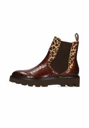 Bottines en cuir marron à motif crocodile avec des accents en imprimé léopard, côtés élastiques et semelle en caoutchouc chunky. Fini texturé et languette de tirage.