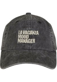 Črna kapa s ukrivljenim robom, teksturirano blago in izvezeno besedilo "LA VACANZA MOOD MANAGER" v beli barvi. Preprost dizajn in nastavljiv hrbtni del.
