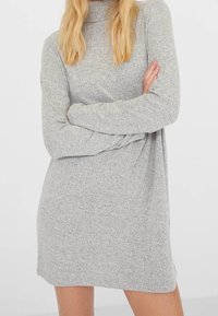 Hellgraues, langärmliges Kleid mit hohem Kragen. Hergestellt aus weichem, elastischem Stoff mit glatter Textur. Einfaches, minimalistisches Design, oberschenkellang.
