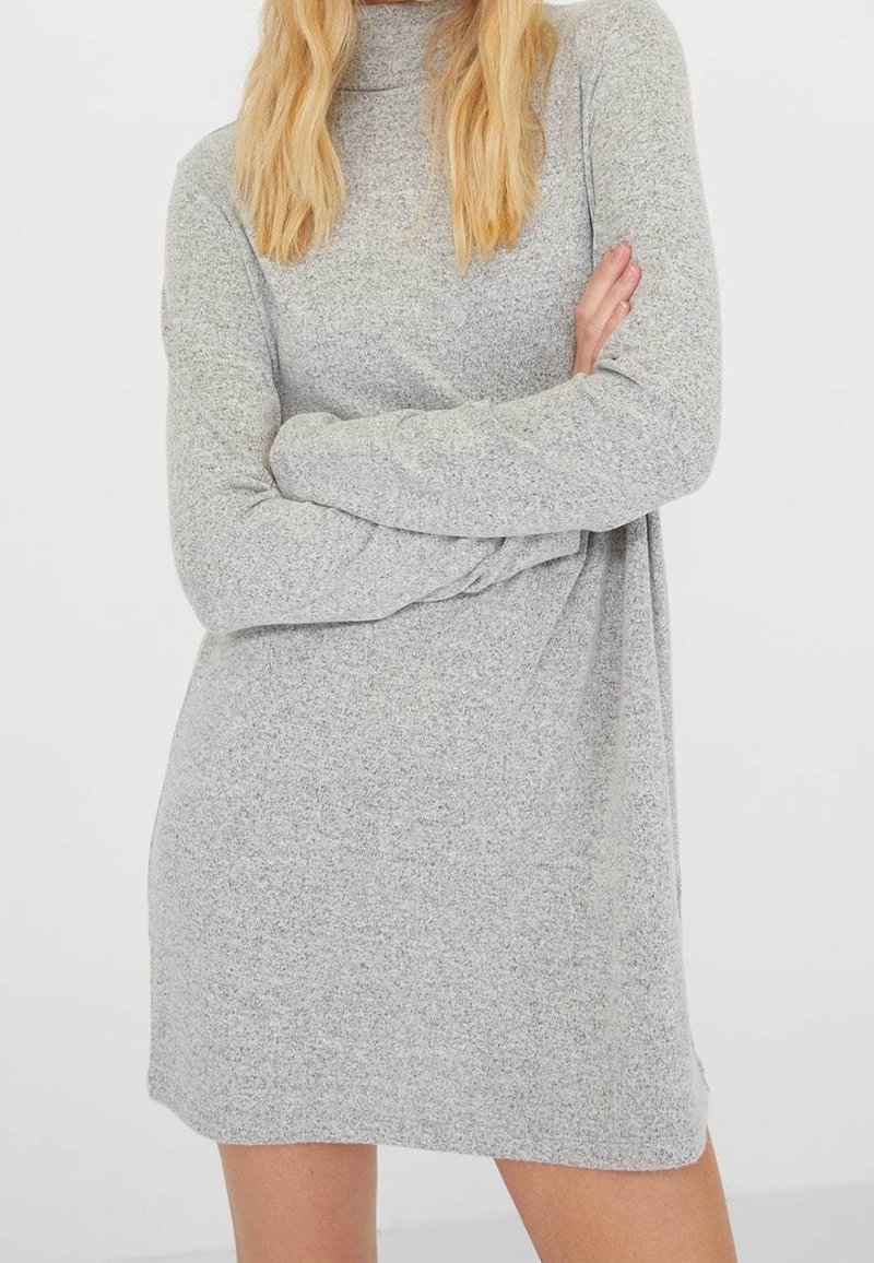 Hellgraues, langärmliges Kleid mit hohem Kragen. Hergestellt aus weichem, elastischem Stoff mit glatter Textur. Einfaches, minimalistisches Design, oberschenkellang.