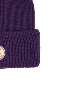 Cappello a cuffia viola lavorato a maglia con una texture a coste, caratterizzato da un risvolto e una toppa circolare con logo in crema e arancione sulla parte anteriore.