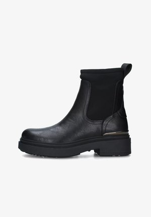 Stivale alla caviglia nero con tomaia in pelle texture, pannelli elasticizzati laterali e tacco basso e spesso. Include una linguetta sul retro e dettagli metallici.