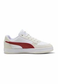 Hvide lædersneakers med røde accenter og en struktureret overflade. Har en afrundet tå, flade snørebånd og en hvid gummisål.