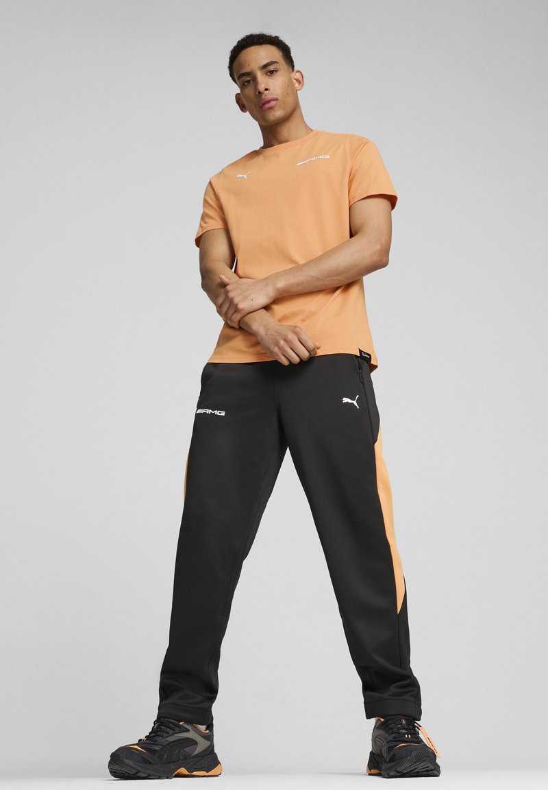 Puma AMG GRAPHIC TEE - Apdrukāts T-krekls - bright melon