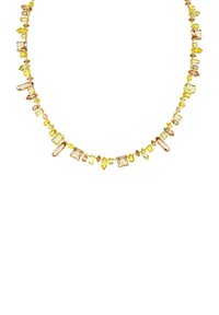 Collana con variopinti gioielli in pietre gialle e pesche di diverse forme e tagli, collegati da una delicata catena color oro.