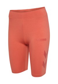 Short de sport couleur corail, longueur mi-cuisse, taille haute, avec un marquage discret "Hummel" et deux bandes en chevrons sur la jambe droite.