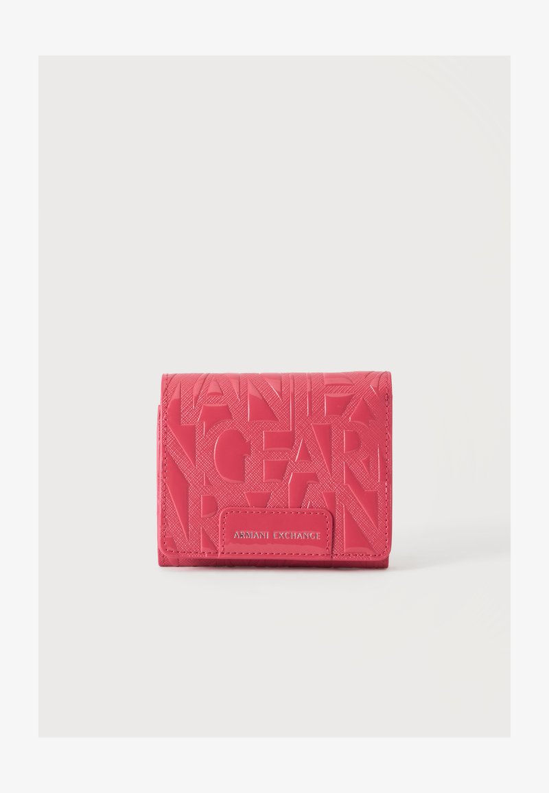 Portefeuille compact rouge avec de grandes lettres embossées et une petite plaque métallique indiquant Armani Exchange sur le rabat avant.