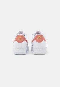 Nike Sportswear AIR FORCE 1 07 ESS - Tenisky - white/rust pink
