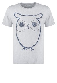 Camiseta de algodón gris con un diseño gráfico de un búho en azul marino, con ojos y pico contorneados, cuello redondo y mangas cortas.