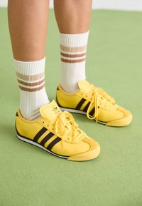 ITALIA 70S - Sneakers laag - spring yellow/dark brown/core black